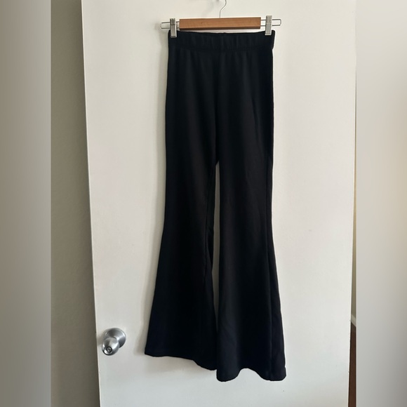 Old Navy Women’s Fleece Lined Black Flare Pants in size XS - Picture 2 of 4